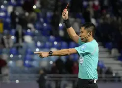 裁判争议持续，球员主场晋级受质疑(足球主裁判受伤不能继续场上执裁怎么办?)