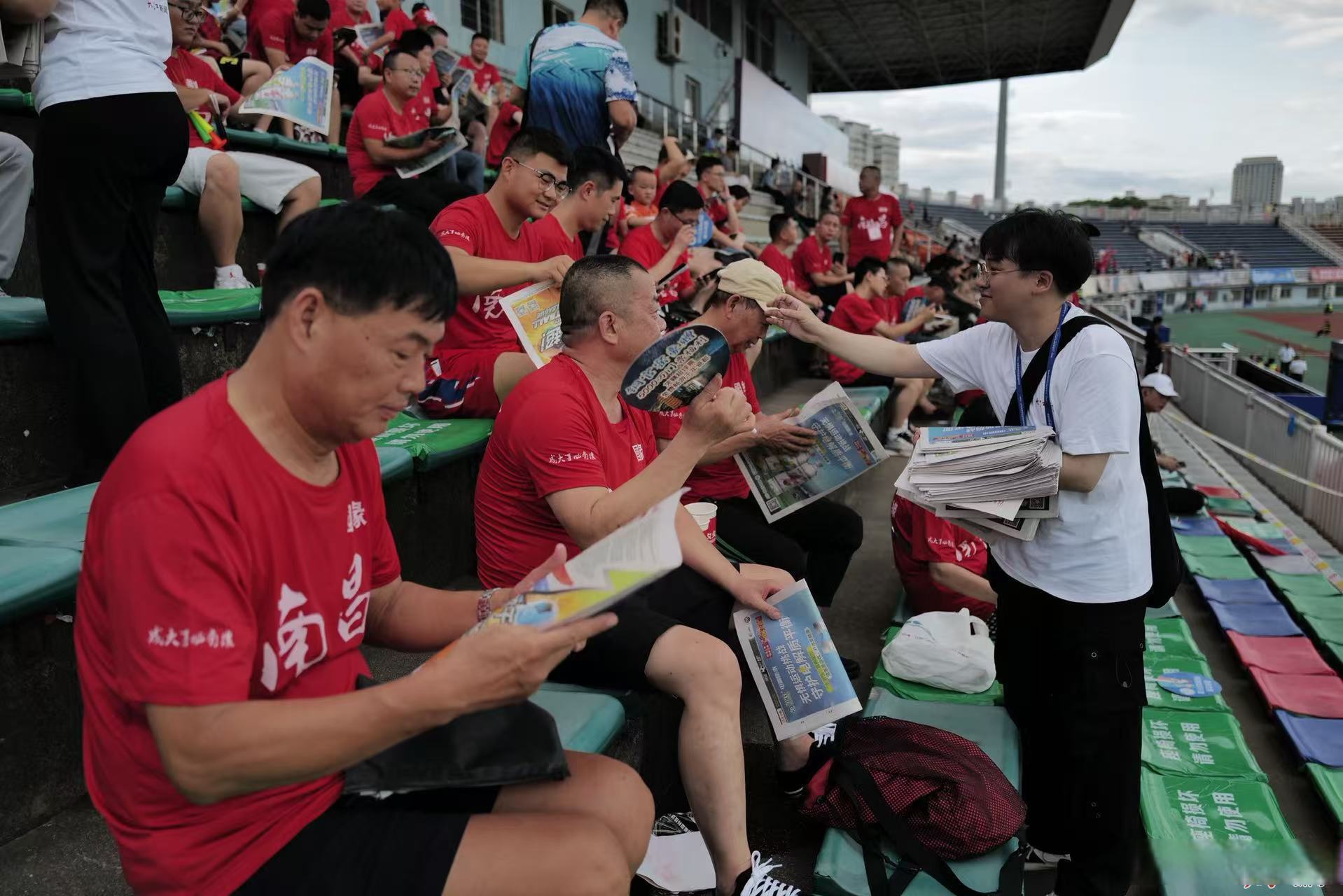 包含双方对抗，波澜不惊，场内外球迷热烈支持的词条